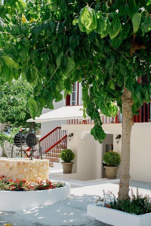Rooms In Yard Corinthe Extérieur photo
